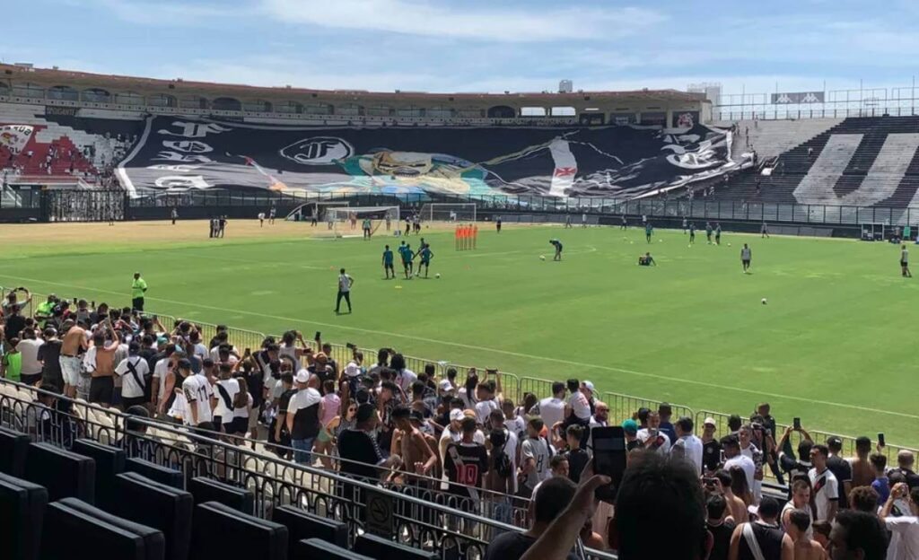 Torcida Faz Festa Em Treino Do Vasco E Encanta Executivo Da 777 Nunca