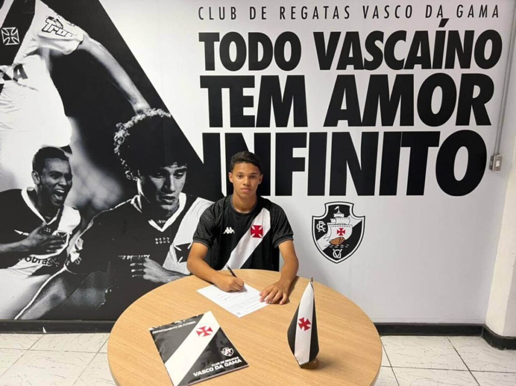 Vasco assina contrato de formação 3 jogadores da base Vasco Notícias