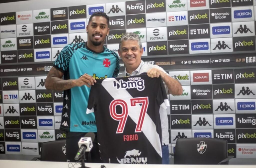 Fábio Gomes é apresentado pelo Vasco e explica a camisa 97 Olhei a