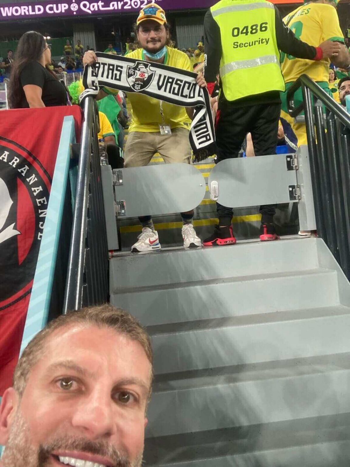 Pedrinho tira foto torcedor do Vasco em estádio do Catar Vasco