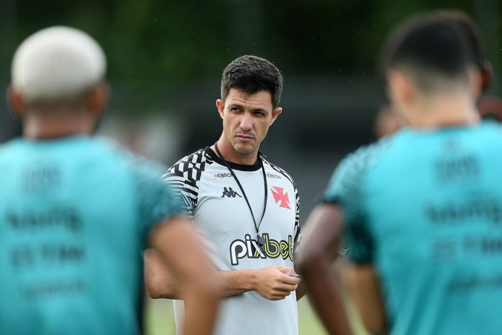 Barbieri analisa estreia na Copa do Brasil e destaca evolução do Vasco