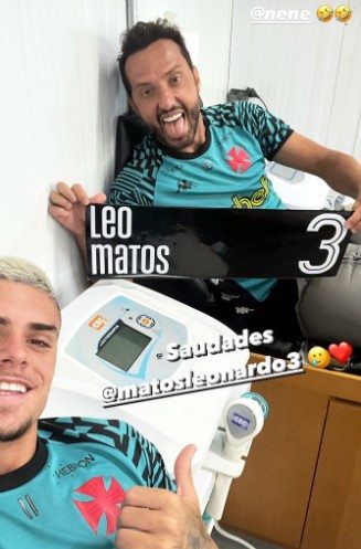 Nenê e Gabriel Pec posam placa de Léo Matos Saudades Vasco