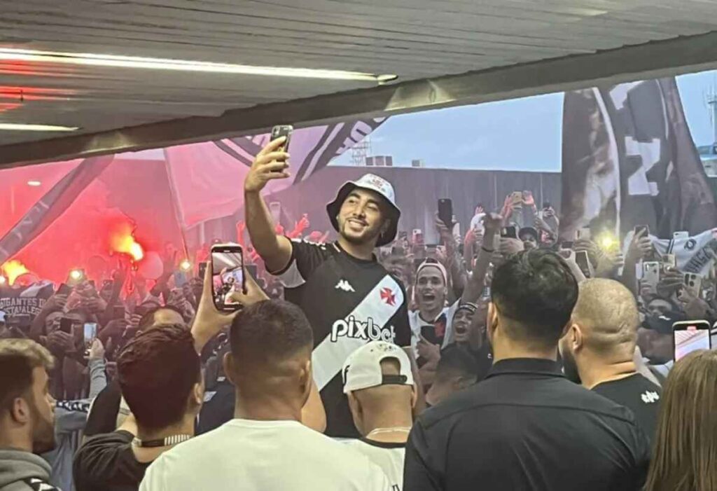 Reportagem destaca recepção da torcida do Vasco a Payet assista