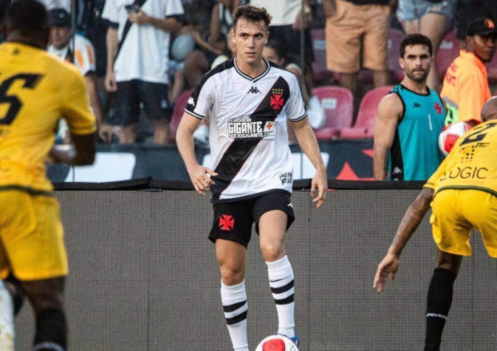 Torcida do Vasco pede Victor Luis titular após má atuação de Lucas