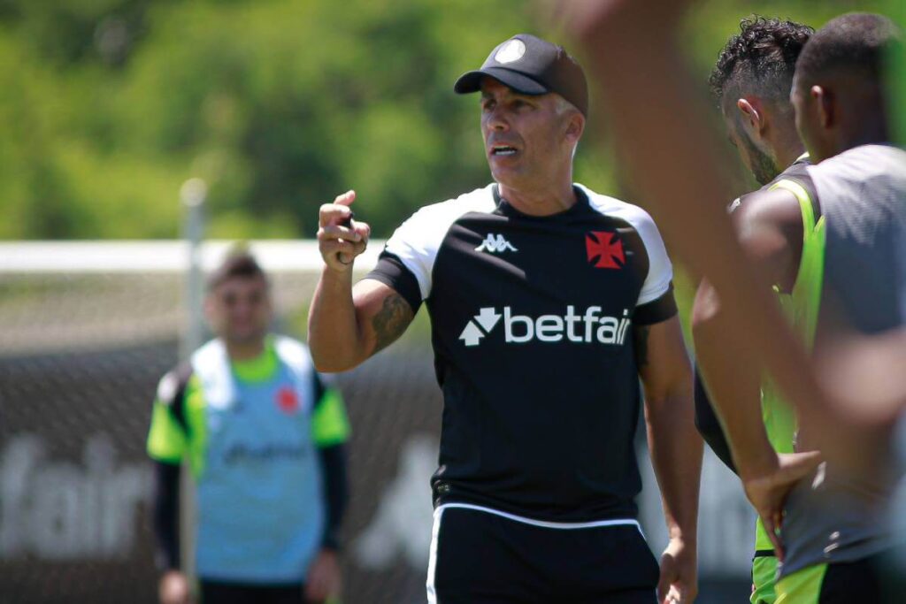 Felipe comanda 1º treino no Vasco e inicia preparação para sua estreia