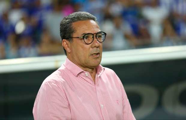 Luxemburgo durante jogo contra o CSA