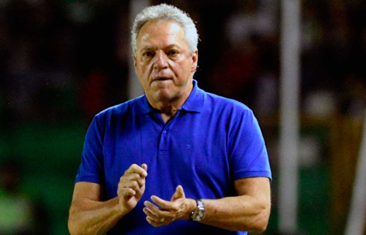 Abel Braga durante jogo contra o Oriente Petrolero