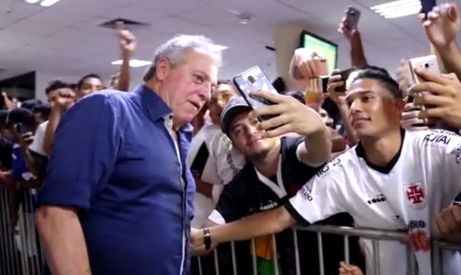 Abel Braga recebe o carinho da torcida em Teresina