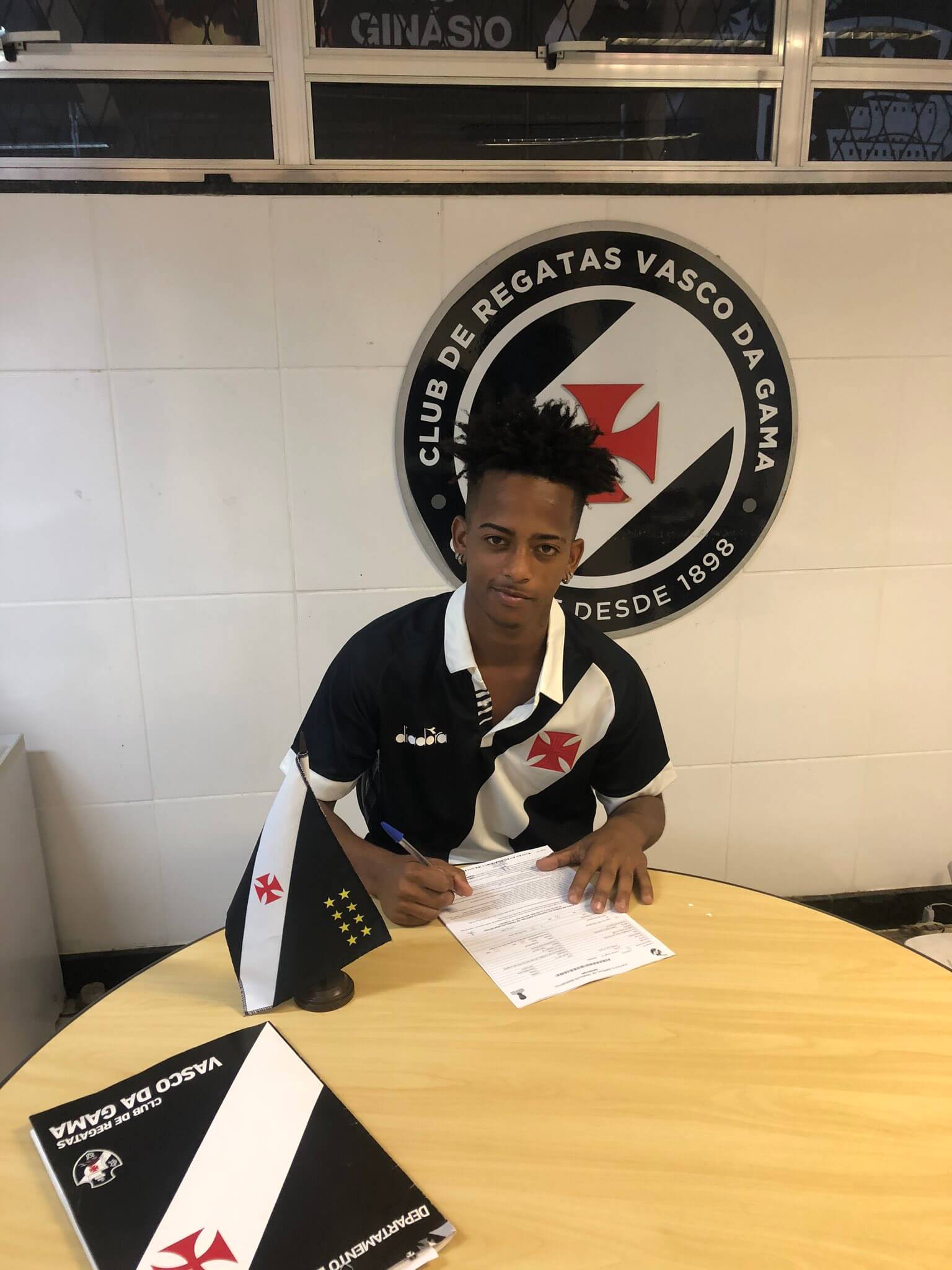 Andrey assinou contrato de 1 ano com o Vasco