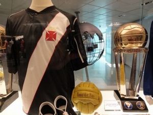 Camisa Do Vasco No Museu Do Real Madrid Camisa Do Vasco Esta Exposta No Museu Do Santiago Bernabeu Vasco Noticias