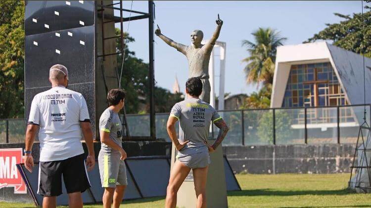 Cano e Benítez admirando a estátua de Romário