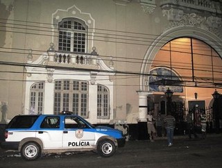 Carro apedrejado em São Januário