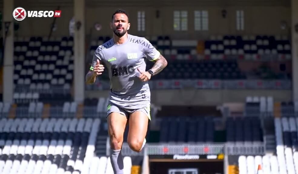 Leandro Castan se apresentou para treinos em São Januário