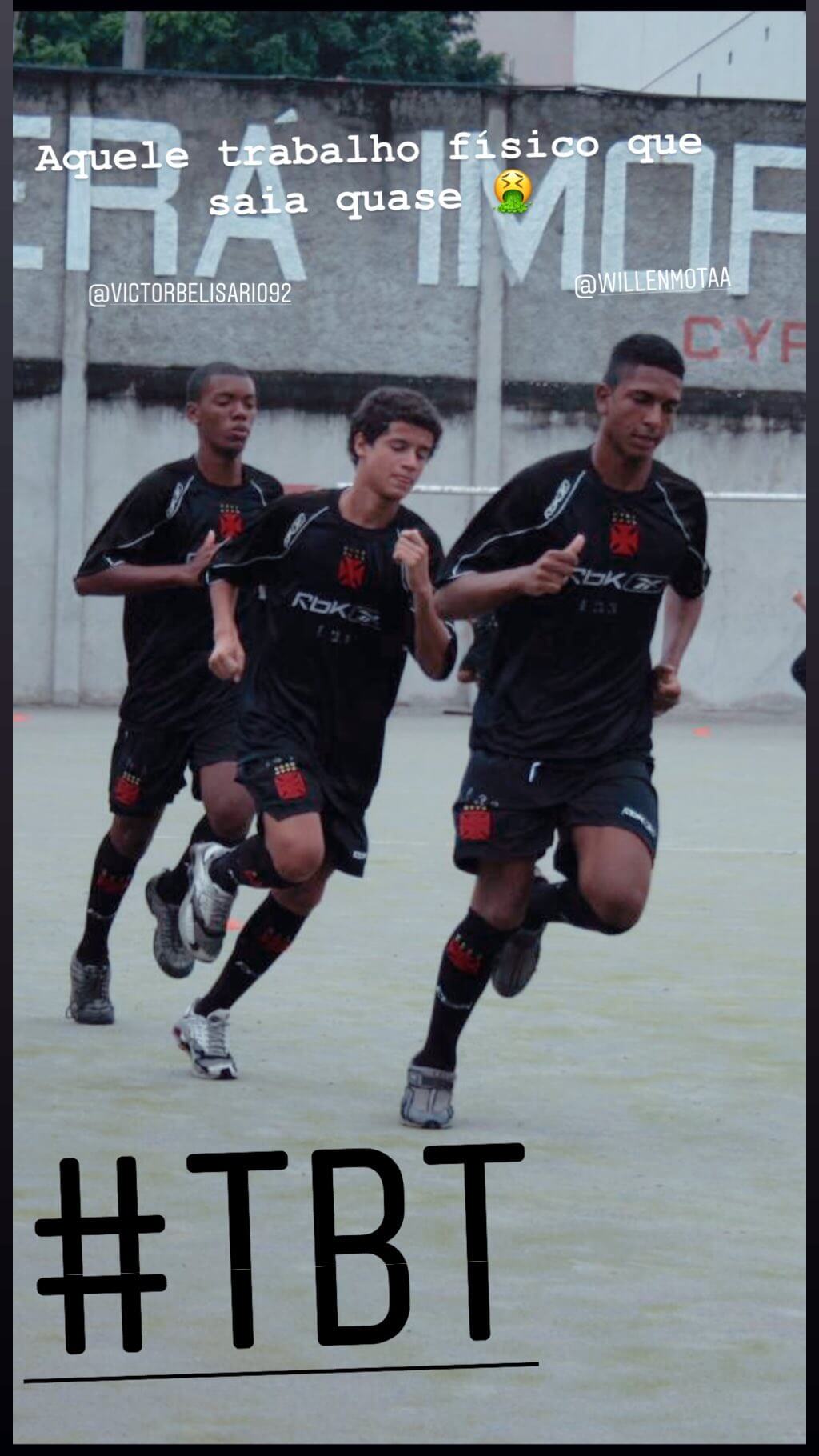 Coutinho correndo no gramado de São Januário