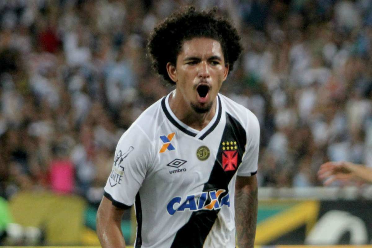 Douglas Luiz foi vendido em 2017