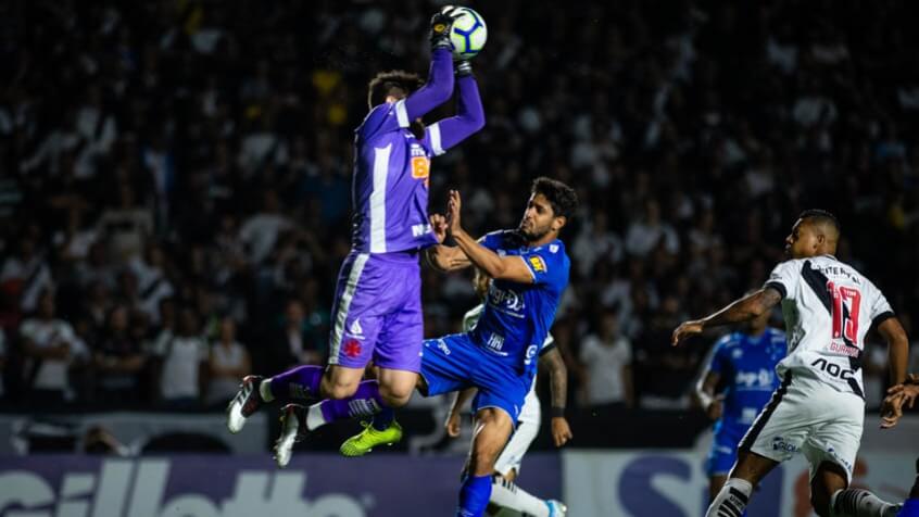 Fernando Miguel em jogo contra o Cruzeiro