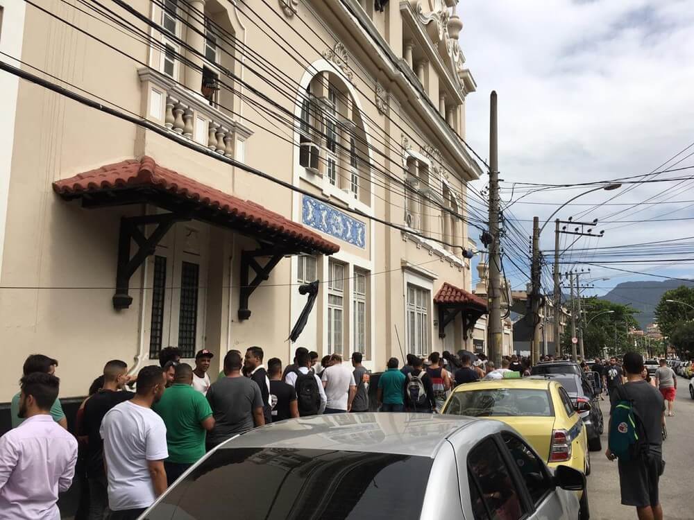 Fila de torcedores em São Januário