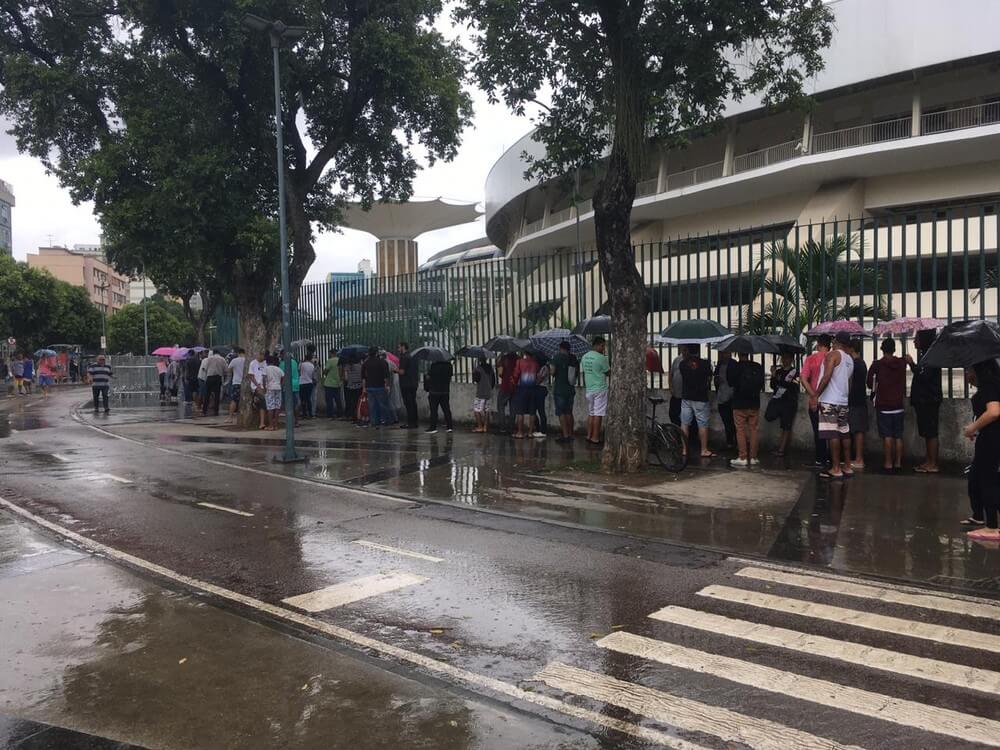 Fila de vascaínos no Maracanã