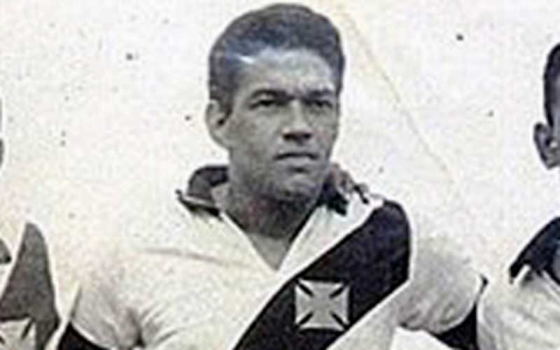 Garrincha vestido a camisa do Vasco