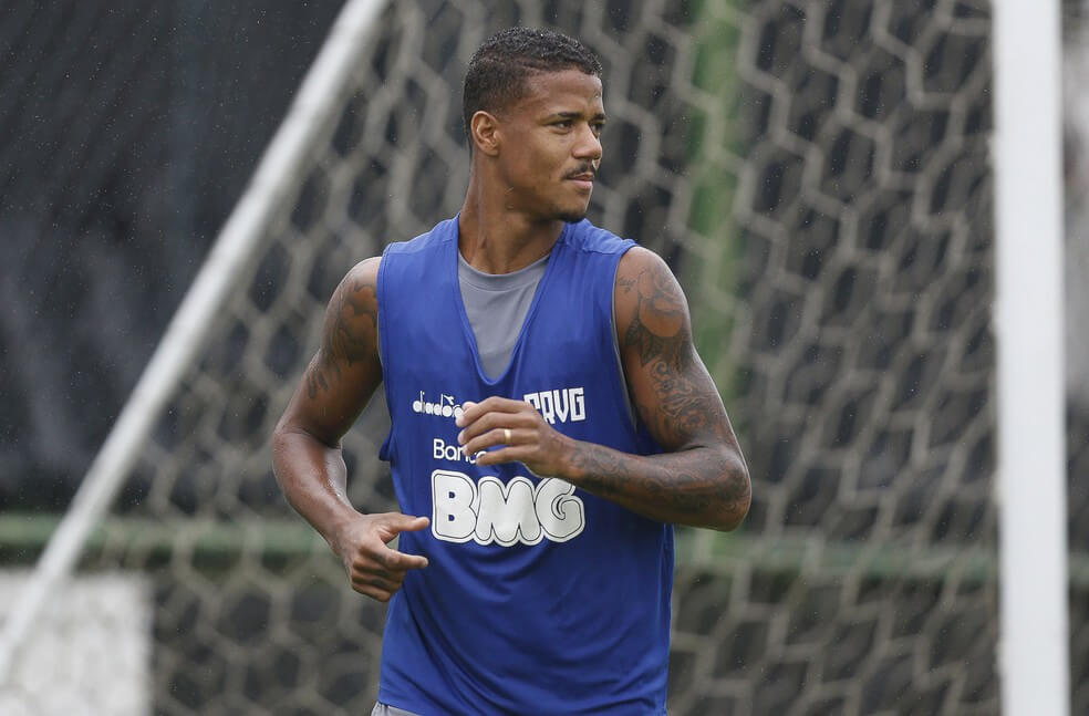 Ygor Catatau treina no campo do São Cristóvão