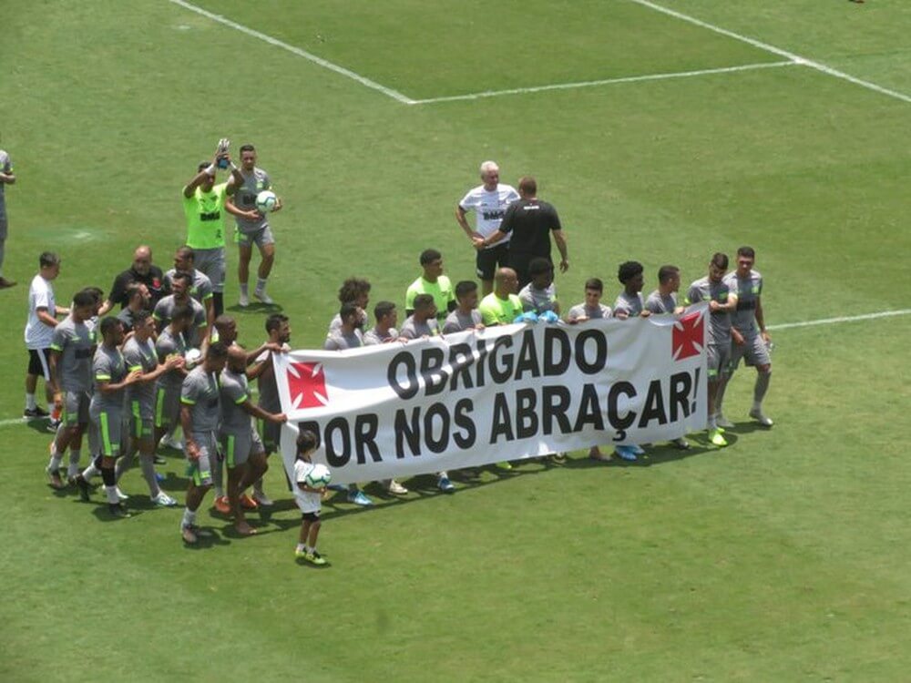 Elenco com faixa em agradecimento à torcida