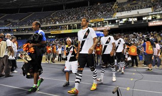 jogadores do vasco entram em campo