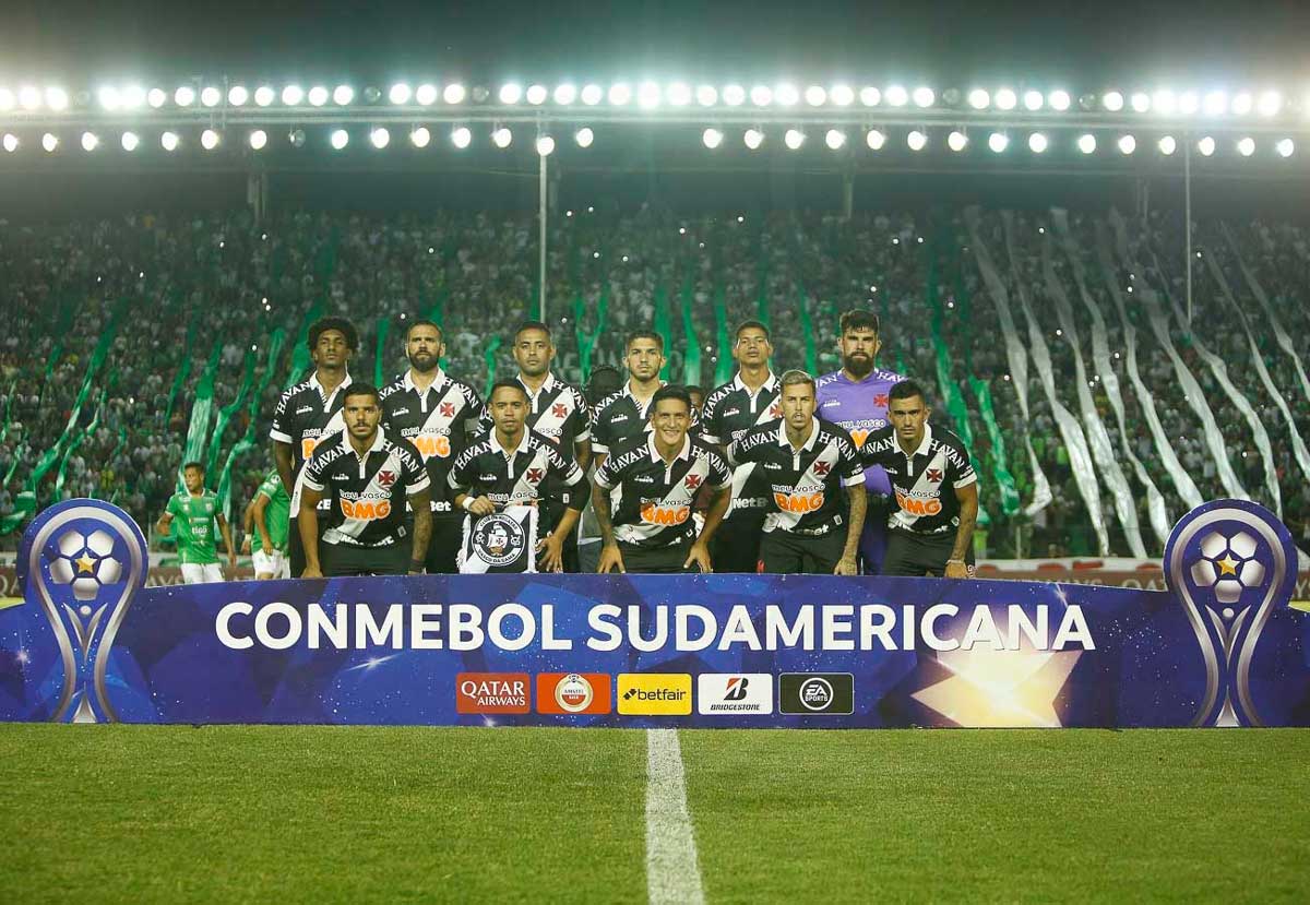 Jogadores do Vasco em jogo na Bolívia