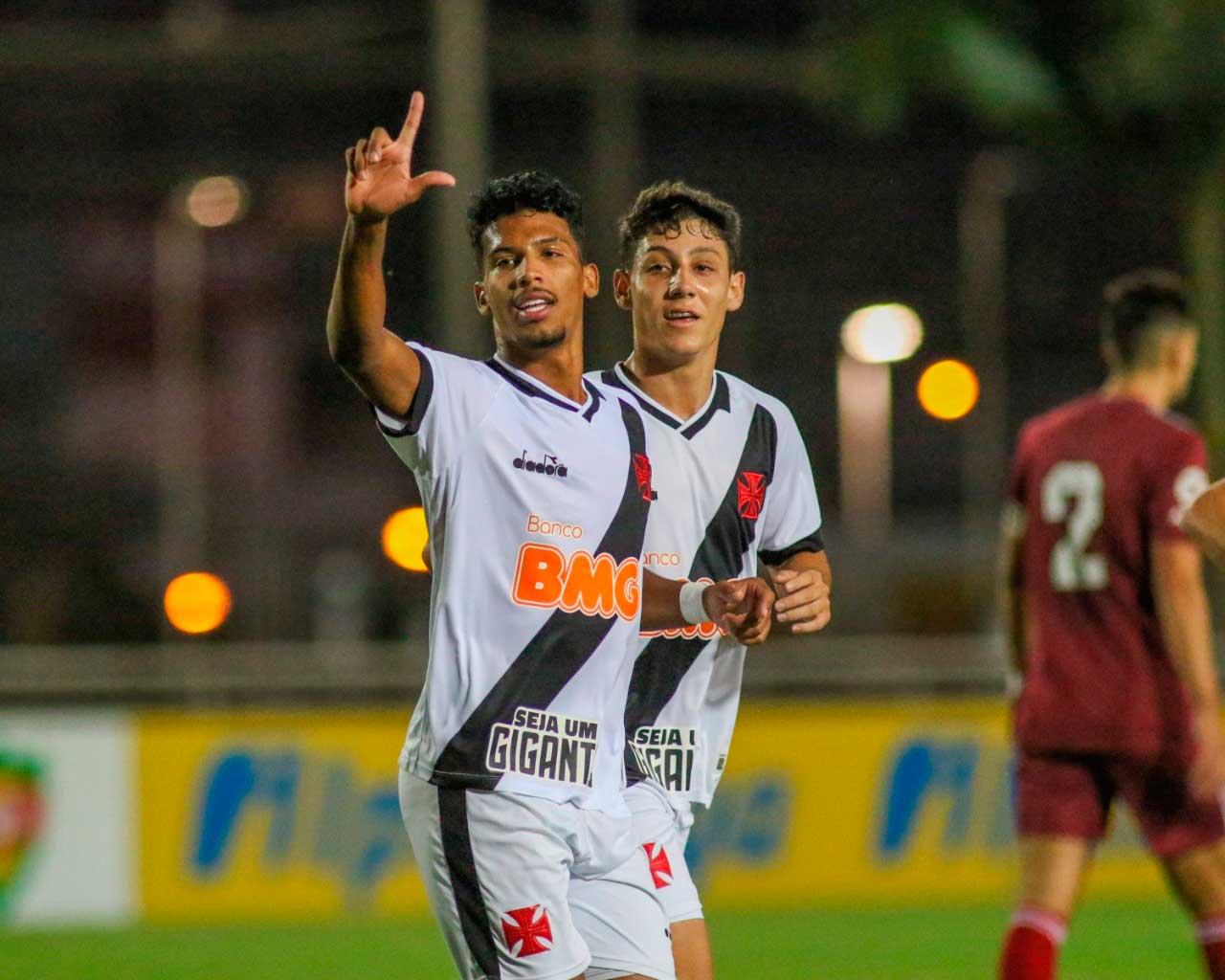 Vasco encaminha renovação com Laranjeira