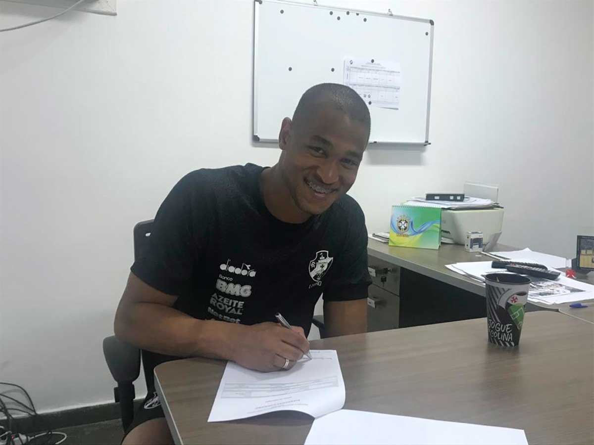 Lucão assinando contrato com o Vasco