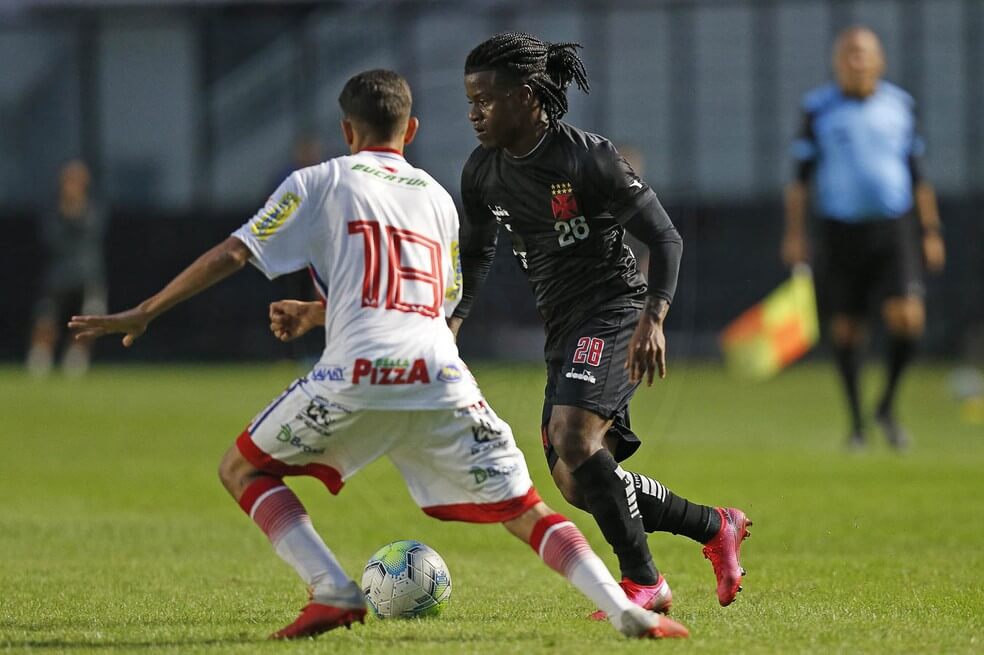 Lucas Santos durante jogo-treino