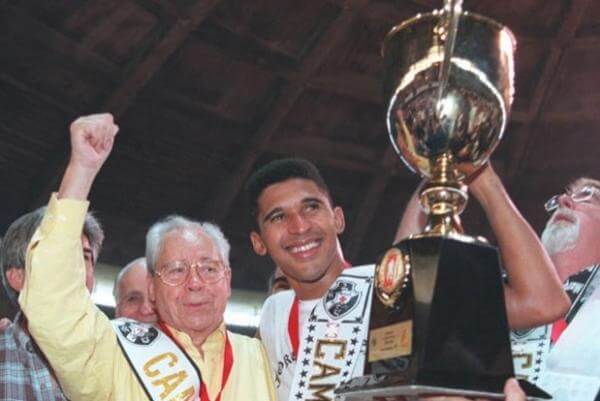 Manoel Tobias com a taça da LNF