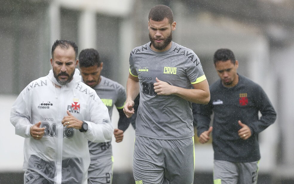 Marcelo Alves treina no campo do São Cristóvão