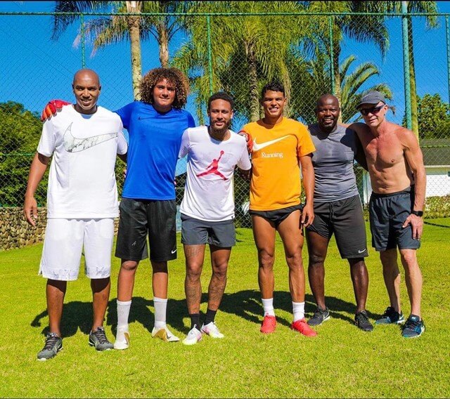 Phillipe Gabriel ao lado do pai, Neymar e Thiago Silva