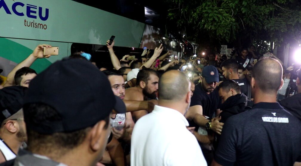 Pikachu no meio da torcida em Teresina