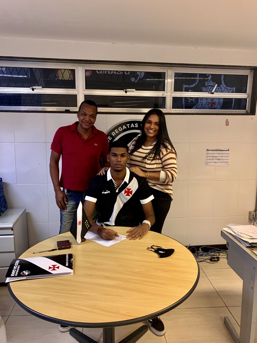 Eric Pimentel assinou seu 1º contrato profissional com o Vasco