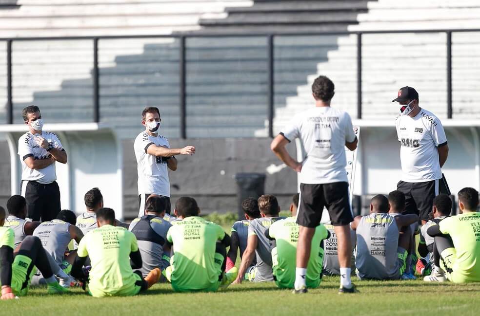 Ramon conversando com o elenco do Vasco