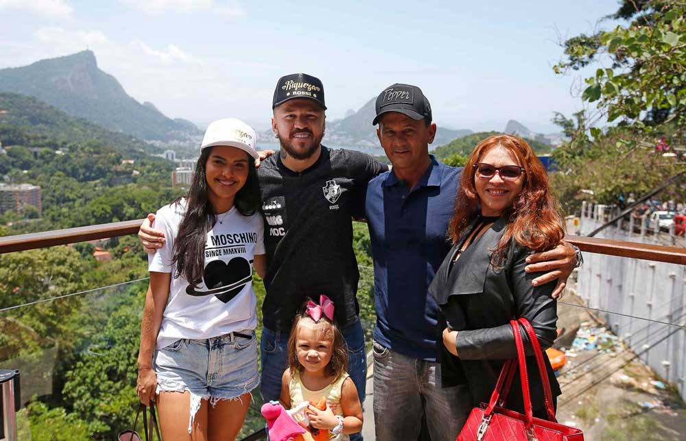 Rossi com a família na Rocinha