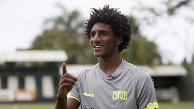 Talles Magno recebe medalha de campeão mundial Sub-17 na sede da