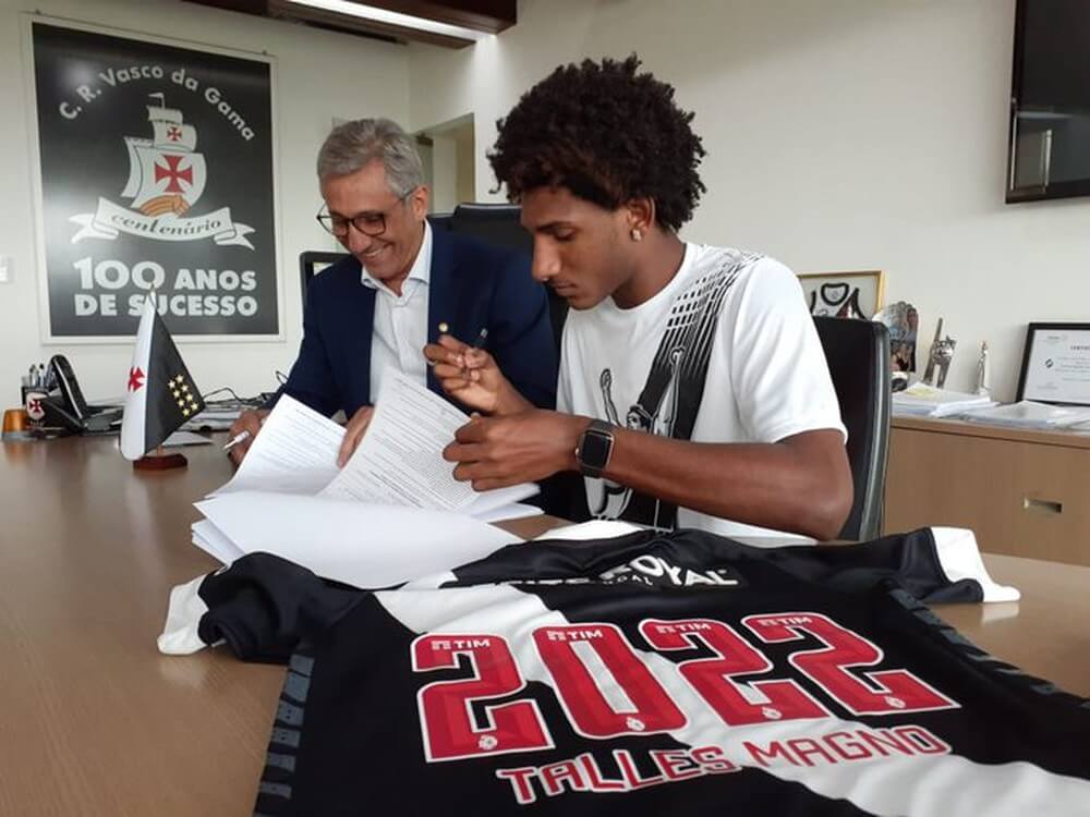 Talles Magno renova contrato com o Vasco