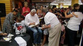 Cantora Tereza Cristina ao lado de Dinamite