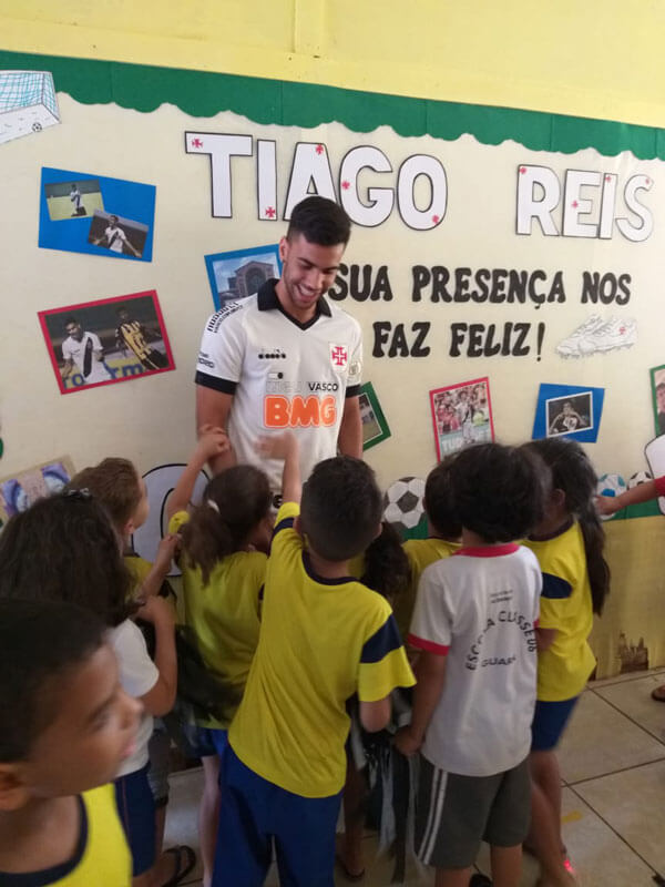 Tiago Reis e crianças da creche no Guará