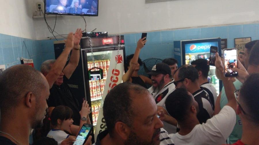 Torcida do Vasco em bar no Rio