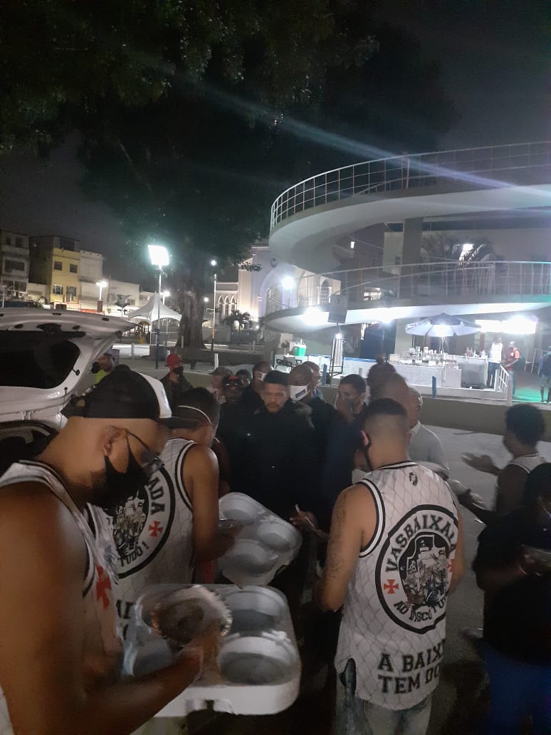 Vascaínos entregam quentinhas para moradores de rua