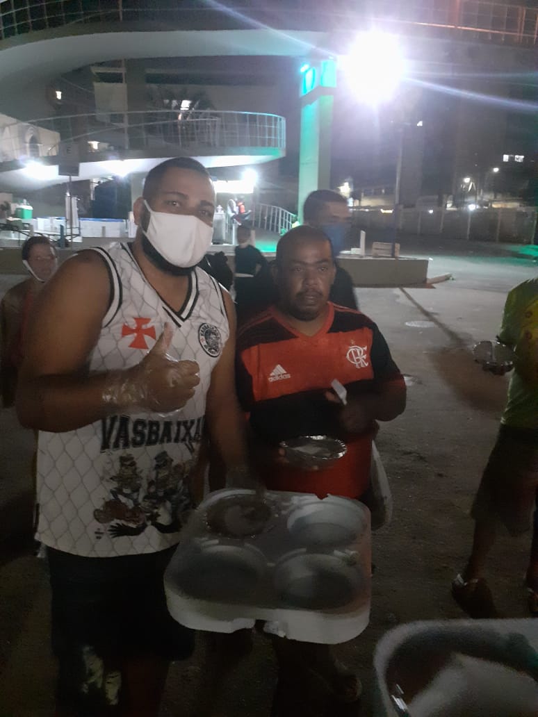 Vascaínos entregam quentinhas para moradores de rua