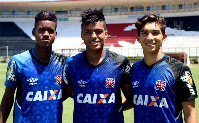 Alan, Evander e Andrey posam em São Januário