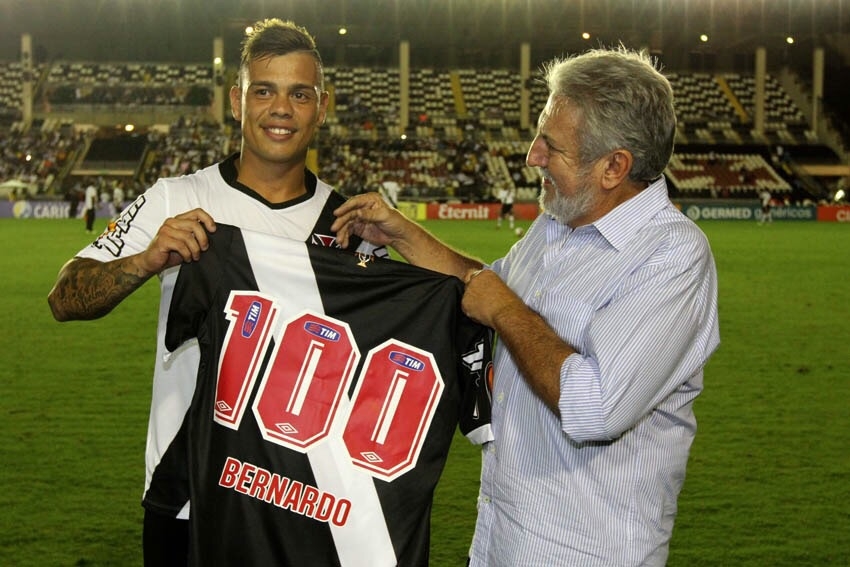 Bernardo recebeu camisa de número 100