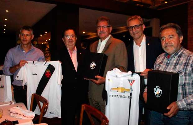 Dirigentes de Vasco e LDU trocam gentilezas