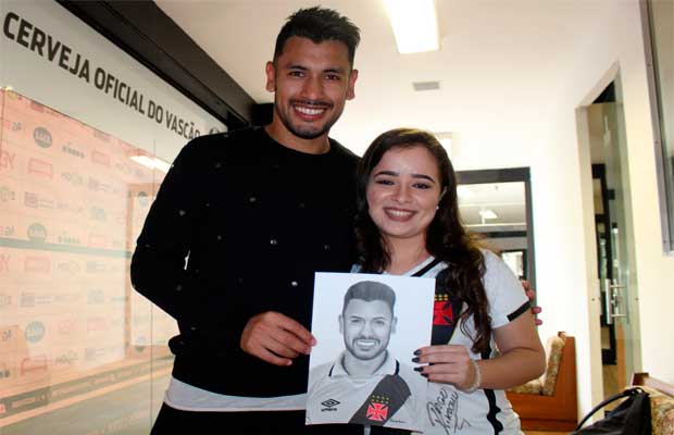 Bruna Tavares presenteia Andrés Ríos