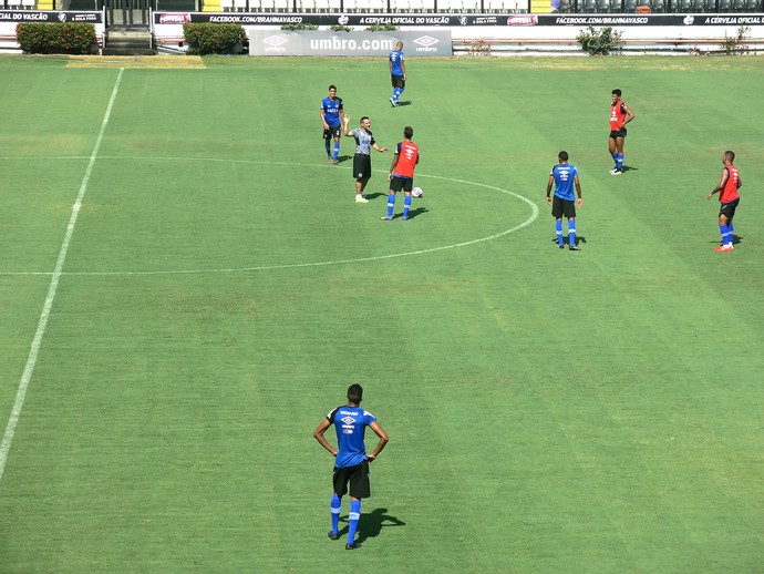 Doriva orientando os jogadores do Vasco