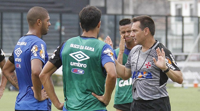 Doriva comandou treino tático de hoje